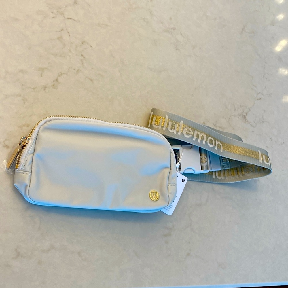 lululemon everywhere belt bag in vapor/gold/white